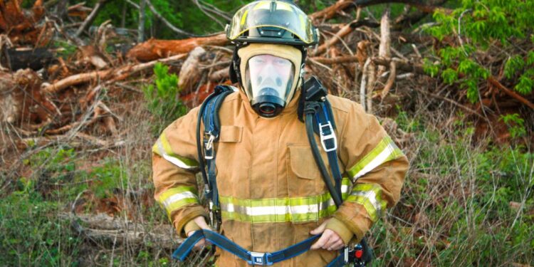 How can I become a firefighter in Australia? How much does a firefighter make in Australia?